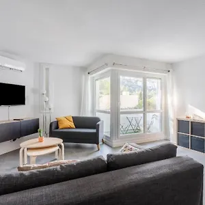 https://le-roucas-chaleureux-appartement-aux-baux-de-provence.fr-provencehotel.com